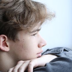 Kamasz fiú az ablaknál